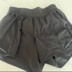 Women's Lululemon Size 4 Low Rise Hotty Hot 4” Black Athletic Shorts